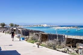 L'appartamento mar de pujols è composto da una camera matrimoniale, da una camera doppia, ampio soggiorno con divano letto ed angolo cottura, bagno con doccia da 150 cm, terrazzo abitabile con tavolo da pranzo. Es Pujols Formentera Ibiza Spotlight