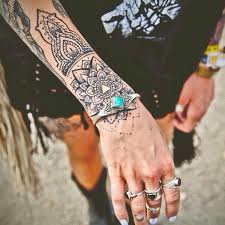 A lotus type mandala tattoo design on the back of women with a lock tattoo design. Mandala Tattoo 33 Antike Vorlagen Und Designs Als Inspiration