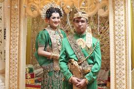 Dan untuk sekarang ini akan berbicara dan mengenal lebih dalam tentang hiasan dinding kamar, meski rumah seseorang memiliki desain yang hampir serupa. 14 Baju Pernikahan Adat Bugis Makassar