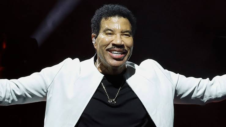 Lionel Richie Health Update: Singer Home & 'Doing Great' After  Hospitalization | Just Jared - Celebrity News, Entertainment News & Photos