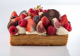 On Court Tous A La Boutique Fou De Patisserie Pour Rencontrer Le Chef Patissier Du Ritz Elle A Table Fou De Patisserie Patisserie Chef Patissier