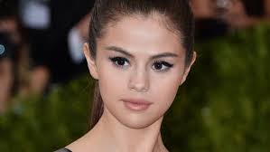 Les yeux scintillants c'est le top pour les yeux marrons foncés: Maquillage Des Petits Yeux Mode D Emploi Cosmopolitan Fr