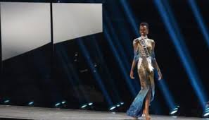 No último final de semana, pushpika teve sua coroa arrancada e acabou machucada por caroline, que alegou que a nova miss é divorciada e que isso infringe as regras da competição. Puerto Rico Acogera Miss Mundo 2021 Noticias24miami