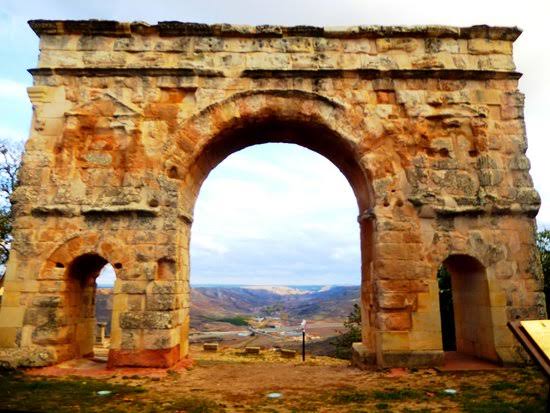 Image result for FOTO DE UM MURO COM UM BURACO NO MEIO COM PASSAROS PASSANDO POR CIMA QUE TEM RELAÃAO COM HISTORIA CONTEPORANEA