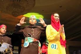 Sewa Busana Betawi Dot Com I Ph 085211711318 Atau 087776761152 Dan 081297046330 Disewakan Baju Abang None Jakarta Hub Tel Di 2020 Baju Tari Baju Pengantin Kebaya