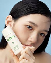 2025 SUMMER 탈리다쿰 with 반얀트리 서울 The Green Leaves of Summer🌿 일상엔 쉼표를, 피부에는  편안함을! 자연과 스킨케어의 가치를 담아 탈리다쿰과 반얀트리 서울이 도심 속 휴식을 제안합니다. 이번 스페셜 콜라보 패키지에는  선케어부터, 클렌징,