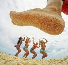 10 Fantastic Vacation Photo Ideas That You Could Do With Your Family Funny Beach Pictures Illusion Photography Illusion Photos