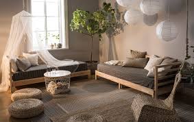 Ein Wohnzimmer In Naturfarben Gehalten U A Mit Tarva Tagesbettgestell In Kiefer Und Viel Grun Wohnzimmer Einrichten Wohnzimmer Stil Ikea Ideen