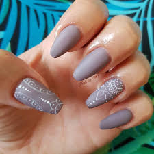 Wer keinen fertigen matten nagellack kaufen möchte, kann sich auch mit speziellem matten top coat die fingernägel lackieren. My Nails Matte Grey Coffin Nails 2 Likes 1 Comments Samantha Samijayne66 On Instagram Claws Done Again Mattegrey With Freehand White Design Mat Nagel