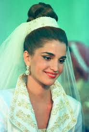 El rey abdalá ii de jordania y la reina rania han llegado hoy al aeropuerto madrileño de barajas, donde les han recibido a pie de la escalerilla del avión los reyes de españa, con quienes se han trasladado al palacio de el pardo en un automóvil conducido por don felipe. De La Patada De Froilan Al Traspie De Mary Donaldson Las Anecdotas Y Curiosidades De Las Bodas Reales Celebrities