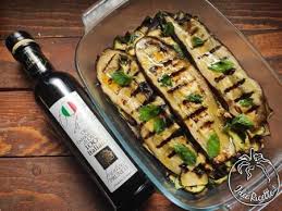 È possibile conservare sott'olio diverse varietà di alimenti, come le verdure, gli ortaggi, la carne ed il pesce, ma a seconda del tipo di alimento è necessario seguire metodi e tempi differenti di conservazione. Ricetta Melanzane E Zucchine Grigliate Ideericette