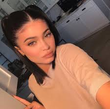 Kylie jenner assembled an epic squad for the best selfie of the night. Literally Just The 61 Pictures Kylie Jenner Took Of Herself In 2017