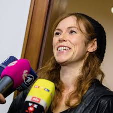 TV-Nonne Antje Mönning strippt auf Parkplatz: Anwalt will notfalls bis zum  Bundesverfassungsgericht gehen