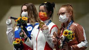 China's qian yang celebrates with her gold medal after winning the 10m air rifle women's final at the asaka shooting range on the first day of the tokyo 2020 olympic games in japan. G2g Ikun8tvn M