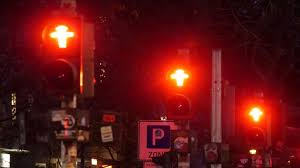 Sie soll bei der bewertung des infektionsgeschehens in berlin im zuge mithilfe der ampel sollen die auswirkungen. Erstmals Stehen In Berlin Alle Drei Corona Ampeln Auf Rot Rbb24