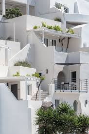 En Blanc Et Bleu Porto Fira Suites A Santorin Turbulences Deco Santorini House Greece House Hotel Interior Design