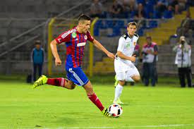 Zsombor berecz plays as midfielder. Megmutottek A Vasas Valogatott Jatekosat Goal Com