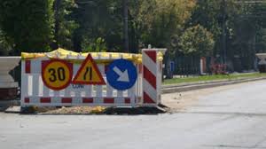 Construirea unei autostrazi va avea un cost standard pe kilometru cuprins intre 5,05 milioane euro si 6,1 milioane euro, fara tva, iar reparatia capitala a unei cai ferate va costa 1,19 milioane euro/km, fara tva, conform unui proiect de hg elaborat de ministerul transporturilor. Vom Avea Cel Mai Scump Drum Expres Din Europa Cat Va Costa Un Kilometru Mobile