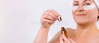 Banner Y Foto Recortada De Pies Femeninos Tiernos Con Pedicura Roja Y Café  Exfoliante Sobre Fondo Blanco Con Espacio En Blanco Lat Foto de archivo