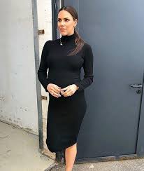 Dann wartet das nächste abenteuer, erklärte sedlaczek im zuge eines schnappschusses, den sie vor dem anpfiff in der commerzbank arena auf instagram postete. Sky Moderatorin Esther Sedlaczek Ist Schwanger Und Verabschiedet Sich In Mutterschutz