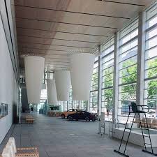 挑高兩層的展示間 歐亞大陸之庭如沒這些畫龍點睛的竹編燈籠 水分峠的水草 須藤玲子設計此區將顯乾癟空曠