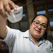 Dulce Barrera es hoy por hoy la guatemalteca más famosa en el sector café,  todos hablan de ella, y no es para menos. Es la primera tricampeona  nacional de catación y una