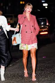 She gave herself a massive makeover during this era, which catapulted her to fashion icon status. Taylor Swift Street Style Cute Taylor Swift Outfits And Looks To Copy