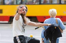 Michał szpak na swoim koncie dodaje zdjęcia z życia prywatnego (jak mieszka, co je, jak odpoczywa), a. Michal Szpak Pokazal Zdjecia Z Tata Ale Podobienstwo Instagram Muzyka W Interia Pl