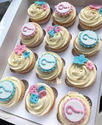 Gender reveal cupcakes #hiddencolourinside #genderreveal #itsagirl #hiddeninanenvelope #simple #business. Cupcakes Zijn Een Leuke Manier Om Het Geslacht Van Je Kindje Mee Bekend Te Maken Kaartje2go Gender Reveal Cupcakes Gender Reveal Cake Gender Reveal