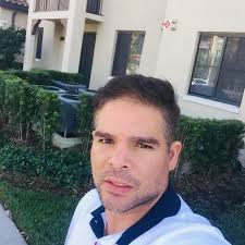 Viendo al cielo veo tu grandeza Dios y te Doy Gracias por darme un día más  de vida para así celebrar mi Cumpleaños 🎂 me da un poco de nostalgia, por  que