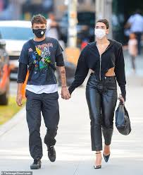 Dua lipa's boyfriend 2021 is anwar hadid. Dua Lipa Flashes Her Taut Abs As She Steps Out Hand In Hand With Beau Anwar Hadid In Nyc Daily Mail Online