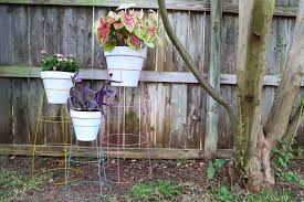 This was a lesson in crafting endurance and bad pinterest judgement. Diy Plant Stand How To Turn A Tomato Cage Into A Wire Plant Stand