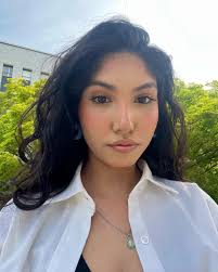 wonder under summer sky • • • • • • • • • • • • • • • #explore #boston #june  #spring #summer #bloom #phdlife #phdstudent #selfie #photodump #fashion  #daily #makeup #