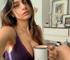 She began acting in pornography in october 2014, becoming the most viewed performer on pornhub in two months. Mia Khalifa Ex Atriz Porno Quebra A Internet Ao Postar Fotos Provocantes Super Radio Tupi