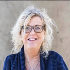 Nästa föreläsare som kommer att förgylla utbildningsveckan är Anna Hallgren!🎉  Anna är socionom och sexualterapeut och lever med den sällsynta  muskelsjukdomen nemalinmyopati. Hon har arbetat inom  funktionsvariationsområdet i många år och såg