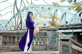 Cindy Thái Tài e ấp áo dài, nón lá