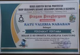 Contoh piagam penghargaan juara kelas smp. Hkbp Siualuompu Berikan Piagam Penghargaan Siswa Berprestasi Realitas Online