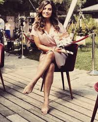 Maternity dresses as seen on laetitia milot. Laetitia Milot Et Ca Continue Reprise Clap Facebook