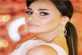 تدور قصة فيلم مش أنا، حول حالة نفسية ما تصيب حسن، والذي يجسده الفنان تامر حسني، وتربطه علاقة قوية جدًا بوالدته المريضة وهي الفنانة سوسن بدر، حيث يحرص دائمًا على الجلوس معها أطول وقت ممكن ومراعاتها والعناية بها فهى. Jgnh8pxahs45jm