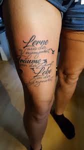 spruch oberschenkel tattoo oberschenkel spruch tattoo tattoos frauen in 2021 trendy tattoos thigh tattoo tattoos for daughters