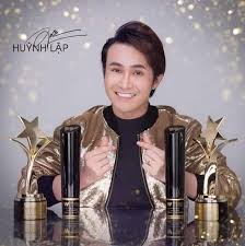 Cả hai tình tứ tay trong tay khi sắm vai vợ chồng. Thong Tin Tiá»ƒu Sá»­ Huá»³nh Láº­p Nghá»‡ SÄ© Viá»‡t
