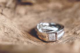 Daftar harga sepasang cincin kawin emas terbaru juli 2021. 5 Tips Beli Cincin Tunang Atau Kahwin Social Light Sbxs Filmvchine I Do Wedding Card Cheezy Freezy Photobooth