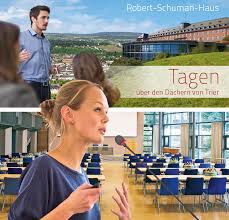 Het wordt omgeven door een goed onderhouden tuin en biedt fietsverhuur en gratis wifi in openbare ruimtes. Robert Schuman Haus 3null7