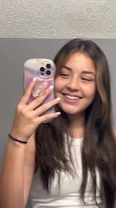 Venezuelan Teenage Makeup Trends: Natural Beauty Transitions