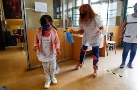 Consultá las etapas del plan de vacunación. Coronavirus En Argentina Por Que Ha Generado Tanta Indignacion Y Una Guerra Entre El Gobierno Nacional Y Regional El Cierre De Los Colegios Por La Segunda Ola De Covid 19 Bbc News