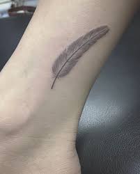 They are called wristband tattoos, armlet tattoos, bracelet tattoos and so on. Feder Bild Tattoo Feder Frauen