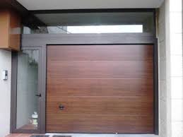 Yaitu model lipat dan cara membukanya dengan menggeser kesamping kanan atau kiri,bagian bawahnya atau pada lantai diberi bantalan rel untuk lintasan laju pintu saat digeser,penempatan pintu folding door pada umumnya di garasi mobil,aatu juga di taman belakang rumah 58 Model Terbaik Pintu Garasi Modern Rumahku Unik