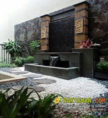 Taman di belakan rumah cenderung buat keluarga, jadi bisa lebih di sesuaikan dengan selera. Grantnsaipan Taman Minimalis Dan Kolam
