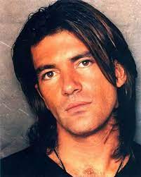 — antonio banderas (@antoniobanderas) july 31, 2017 over the course of his prolific career, shepard wrote more than 40 plays and won the pulitzer prize for his drama, buried child , in 1979. Antonio Banderas Frisuren Langhaar Schauspieler Schone Menschen