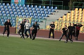 Kibice gwardii koszalin podczas wyjazdowego meczu z kks 1925 kalisz. Stadionowa Bojka Z Udzialem Kibicow Kks Kalisz Policja Stawia Zarzuty Foto Kalisz Nasze Miasto